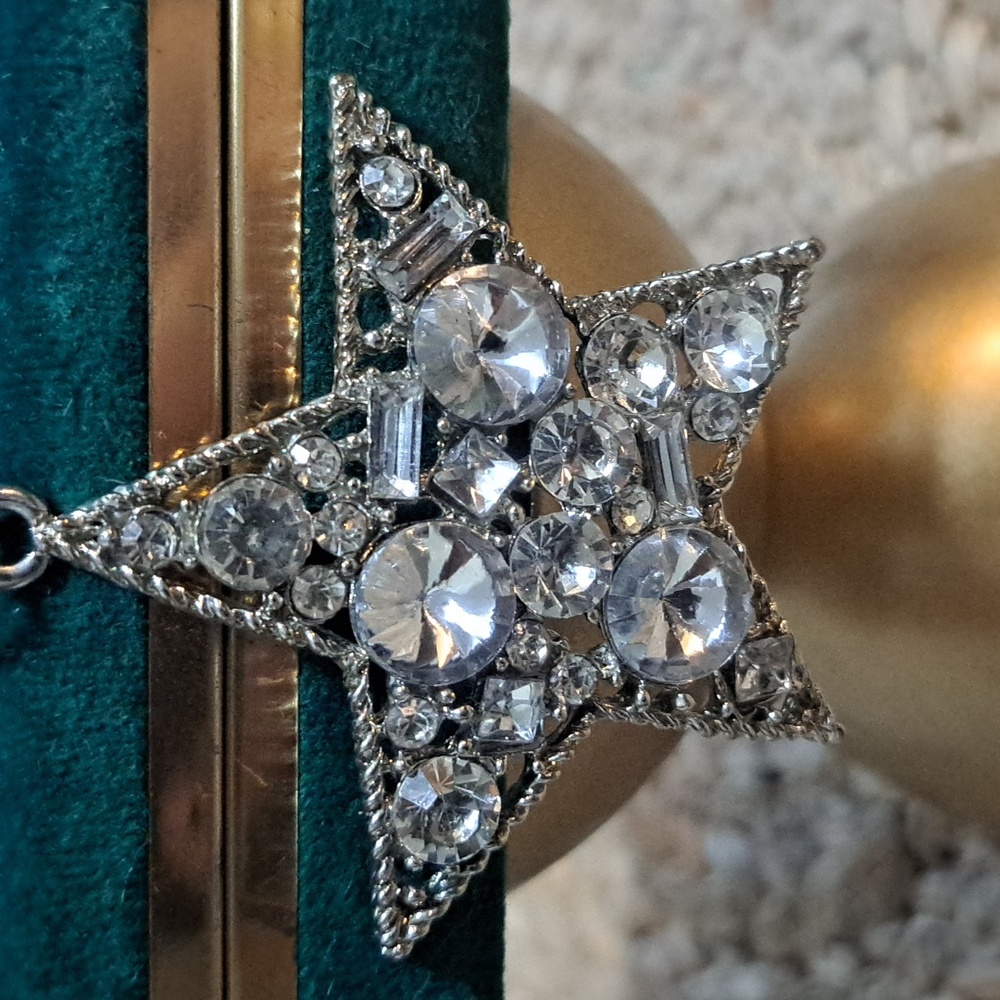 Star Shaped Rhinestone Keychain - Picture 2 of 4